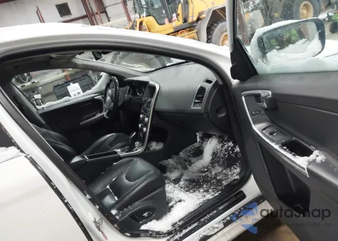 2016 Volvo Xc60 T5 Premier z USA, uszkodzony, nr VIN YV4612RK7G2781571